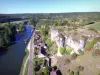 Rochas de Saussois - Rochers du Saussois visto do céu, um pico de escalada: paredes rochosas com vista para as casas e o rio Yonne, em Merry-sur-Yonne