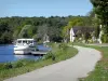 Rochas de Saussois - Rio Yonne com um barco atracado, abaixo do local de escalada