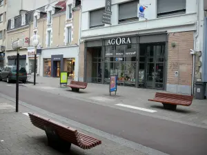 La Roche-sur-Yon - Benches, houses and shops of the Georges Clemenceau street