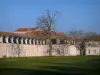 Rochefort - Prato, alberi e fabbrica di cordami Reale (edificio che ospita il Centro Internazionale del Mare)