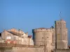 La Rochelle - Vista das casas da cidade, a torre da Corrente e a torre Saint-Nicolas