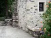 Rochemaure - Maison en pierre et rosier en fleurs
