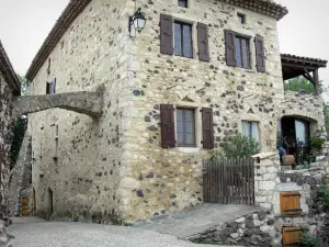 Rochemaure - Maison en pierre du village
