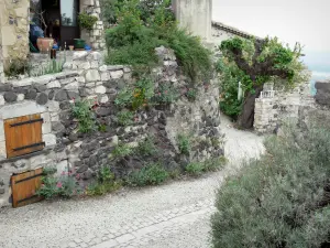 Rochemaure - Balade dans le village fleuri