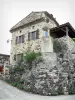 Rochemaure - Façade d'une maison en pierre et statue de sainte Marthe