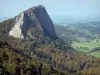 Roches Tuilière e Sanadoire - Tuilière Rock e floresta; no Parque Natural Regional dos Vulcões de Auvergne, no Maciço Sancy (Montanhas Dore)
