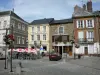 Rocroi - Office de tourisme, terrasse de café et façades de maisons de la place d'Armes