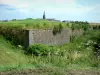 Rocroi - Fortificaciones de la ciudad con vistas al campanario de la iglesia de San Nicolás, en el Parc Naturel Régional des Ardennes