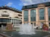 Rodez - Jatos de água, decorações florais e fachadas da Place Eugene Raynaldy