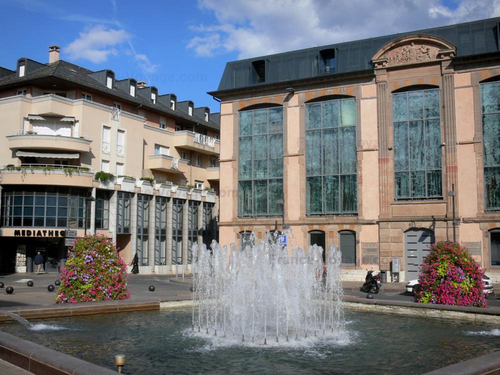 Rodez - Fountains, floral decorations and facades of the Eugene Raynaldy square