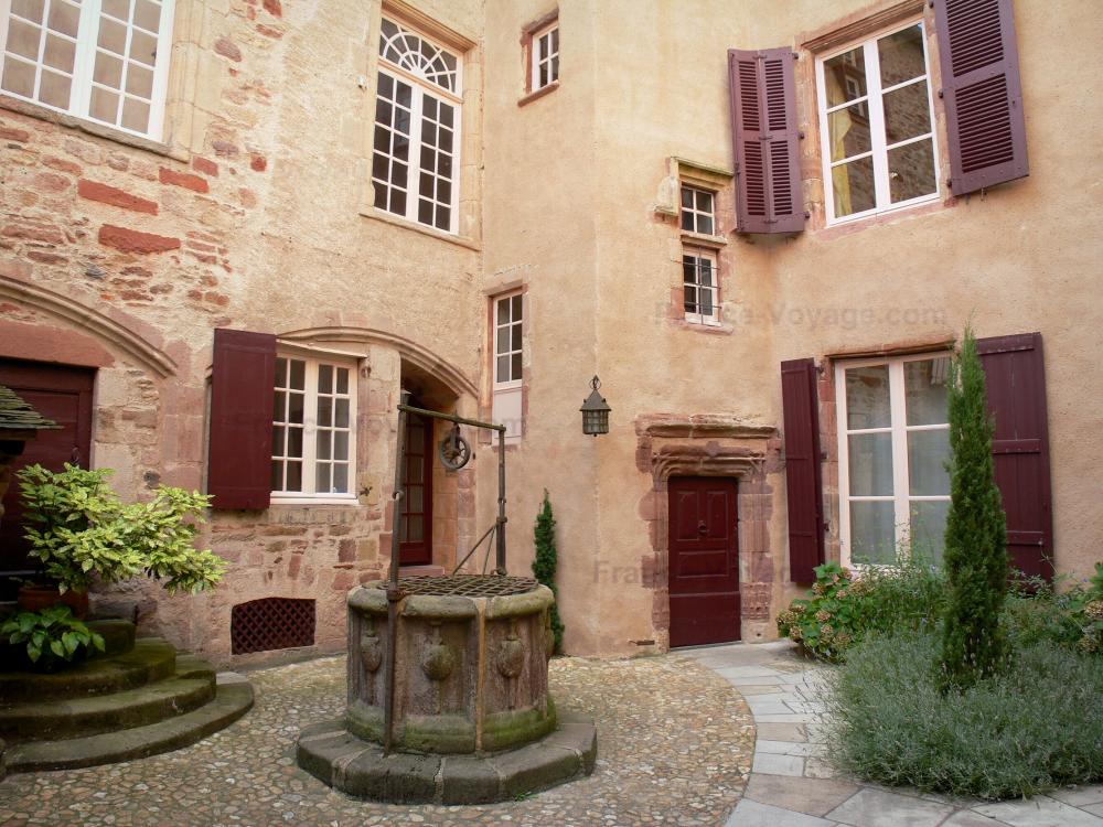 Rodez - Molinier mansion, former canonical house, and its well