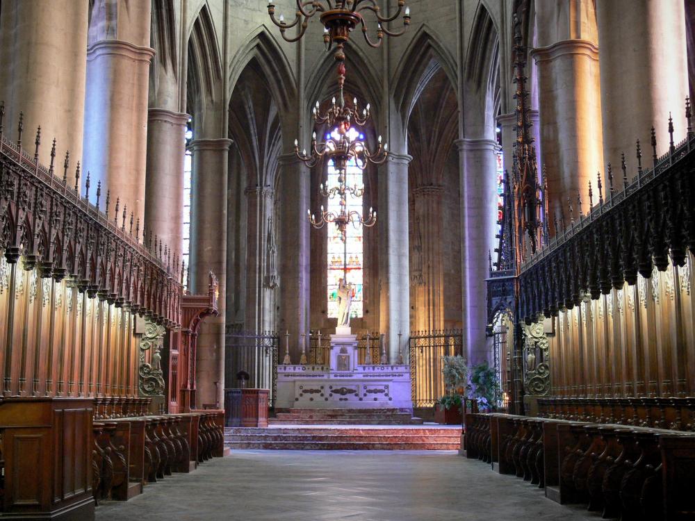 Rodez - Inside Notre-Dame cathedral: main altar and choir stalls