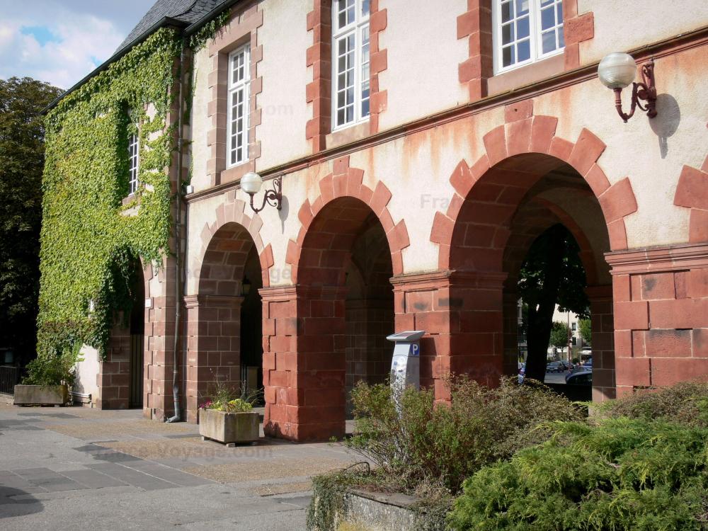 Rodez - Arcaded facade in the old Rodez