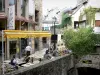 Rodez - Terrasse de café et façades de la vieille ville