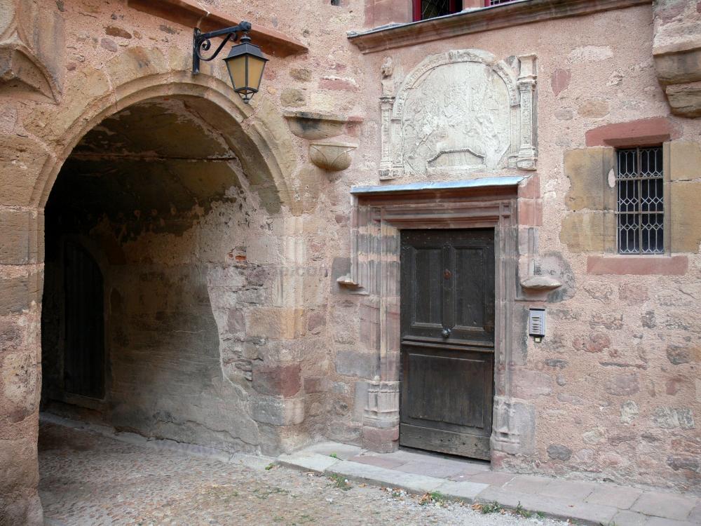 Rodez - Archway and courtyard of the Benoît house