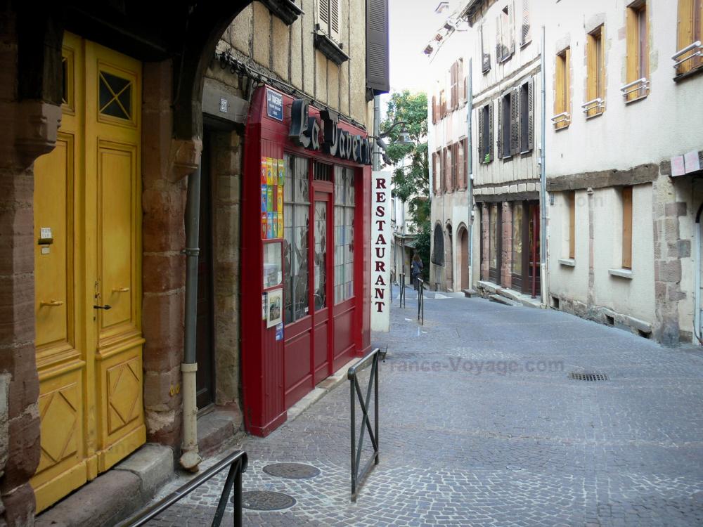 Rodez - Facade of houses of the Embergue street