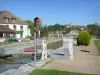 Rogny-les-Sept-Écluses - Schleuse von Sainte-Barbe und Glockenturm der Kirche Saint-Loup im Hintergrund