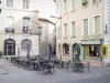 Romans-sur-Isère - Terrasse de café et façades de la vieille ville