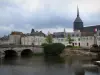 Romorantin-Lanthenay - Kirche Saint-Etienne, Häuser der Stadt, Brücke überspannt den Fluss (die Sauldre) und gewittriger Himmel, in der Sologne