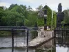 Romorantin-Lanthenay - Museum Sologne, Fussgängerbrücke, Fluss (die Sauldre) und Bäume, in der Sologne