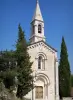 La Roque-sur-Cèze - Façade de l'église bordée de cyprès