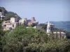 La Roque-sur-Cèze - Blick auf den Kirchturm und die Dorfhäuser umgeben von Bäumen