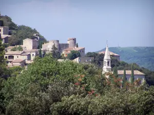 La Roque-sur-Cèze - Vue sur le clocher de l'église et les maisons du village entourés d'arbres