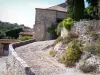 La Roque-sur-Cèze - Ruelle pavée en pente et maison en pierre