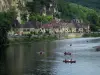 La Roque-Gageac - Maisons du village et rivière (la Dordogne) avec des canoës, dans la vallée de la Dordogne, en Périgord