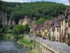 La Roque-Gageac - Rio (Dordogne), casas da aldeia, castelo de Malartrie no fundo e árvores, no vale do Dordogne, no Périgord