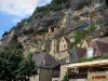 La Roque-Gageac - Maisons du village, dont le manoir de Tarde, et fort troglodytique dominant l'ensemble, dans la vallée de la Dordogne, en Périgord