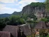La Roque-Gageac - Telhados das casas da aldeia com vista sobre o rio (Dordogne), as falésias e as árvores, no vale do Dordogne, no Périgord