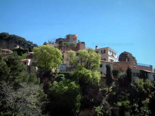 Roquebrune-Cap-Martin - Aldea de la montaña, con su torre que domina el conjunto, el conjunto se encuentra rodeado por los árboles