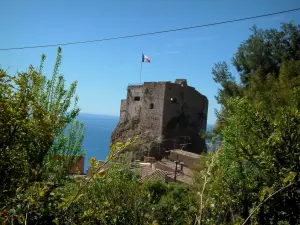 Roquebrune-Cap-Martin - Dungeon rodeado de árboles