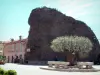 Roquebrune-Cap-Martin - Platz des Dorfes mit seinem Felsen und seinem Olivenbaum