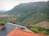 Roquefort-sur-Soulzon - Toits du village en premier plan avec vue sur le paysage alentour ; dans le Parc Naturel Régional des Grands Causses