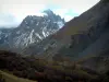 Rota dos Grandes Alpes - Floresta de outono, encosta alpina e montanha com neve