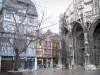 Rouen - Casas de la Plaza Bartolomé, Iglesia de San estilo gótico flamígero Maclou, los árboles y enmarcado de madera