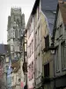 Rouen - Maisons à pans de bois et tour de l'abbatiale Saint-Ouen