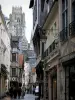 Rouen - Calle bordeada de casas con vistas a la torre de la iglesia de la abadía de Saint-Ouen