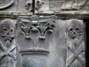 Rouen - Aître Saint-Maclou : poutres sculptées de détails (ornements) macabres