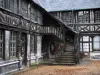 Rouen - Aître Saint-Maclou : escalier et bâtiments à pans de bois