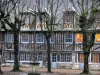 Rouen - Aître San Maclou: patio, los árboles, el Calvario y la estructura de madera de construcción