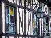 Rouen - Fachada de una casa con paredes de madera decorada con una farola y una señal