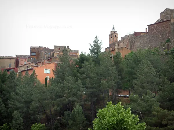 Roussillon - Bäume und Häuser des Dorfes