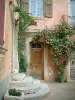 Roussillon - Casa di ocra decorato con rose e fiori
