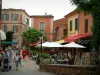 Roussillon - Piazzola con caffè all'aperto, ombrelloni e case color ocra