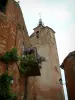 Roussillon - Belfry (rotondo) e la casa di ocra rossa, con un piccolo balcone con i fiori