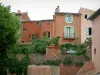 Roussillon - Case con alberi nel villaggio e ocra
