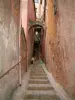 Roussillon - Strada stretta fiancheggiata da edifici a gradoni con ocra